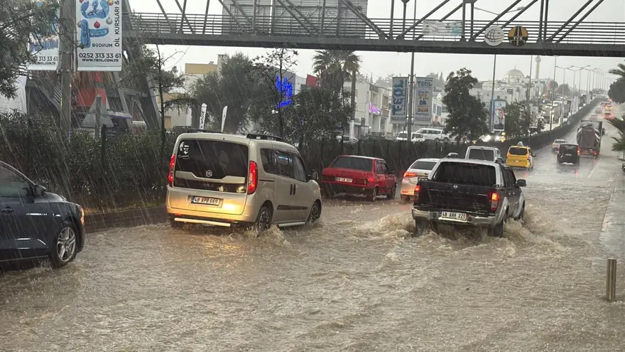 Muğla'yı sağanak vurdu. Yollar suyla doldu, araçlar mahsur kaldı 