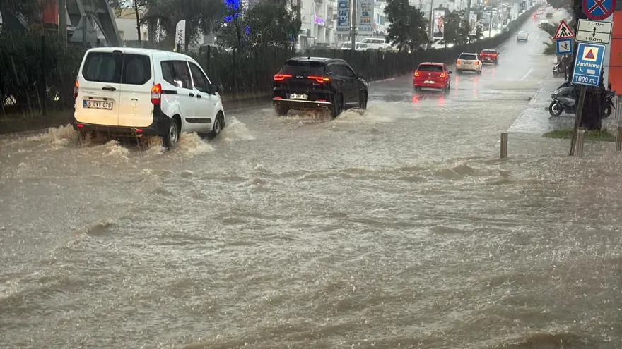 Muğla'yı sağanak vurdu. Yollar suyla doldu, araçlar mahsur kaldı 3