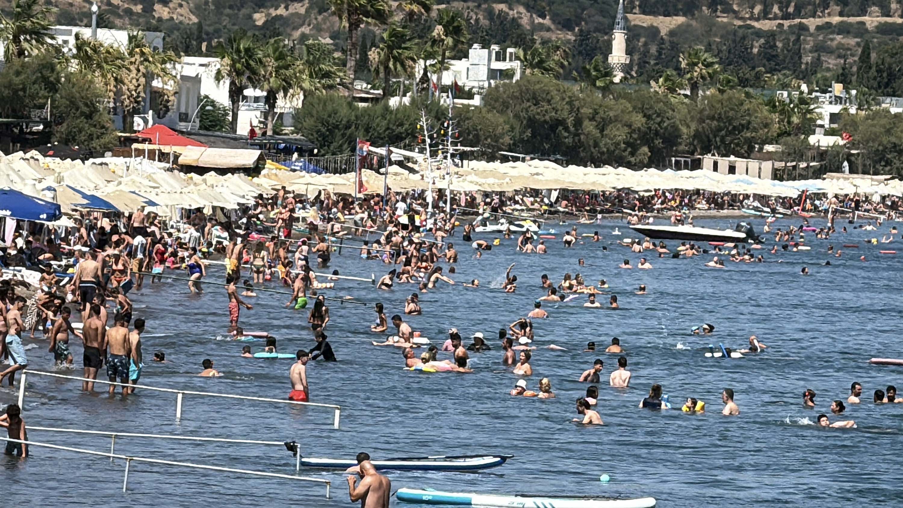 Hava sıcaklığı 38 dereceye çıktı. Denize girerek serinlediler