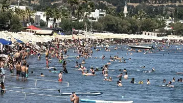 Hava sıcaklığı 38 dereceye çıktı. Denize girerek serinlediler