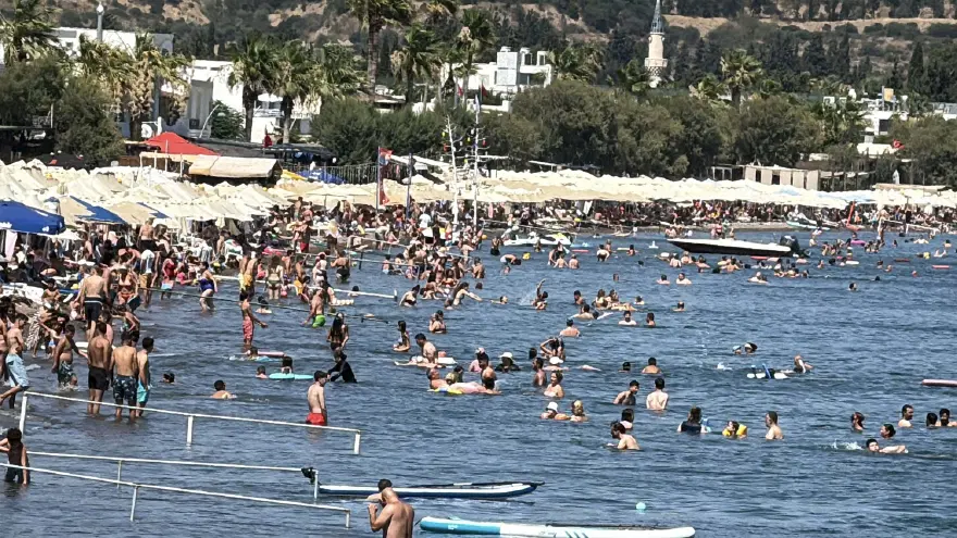 Hava sıcaklığı 38 dereceye çıktı. Denize girerek serinlediler 