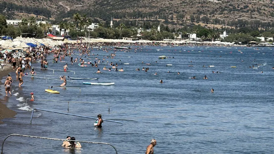Hava sıcaklığı 38 dereceye çıktı. Denize girerek serinlediler 1