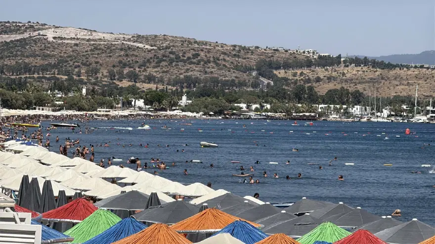Hava sıcaklığı 38 dereceye çıktı. Denize girerek serinlediler 2