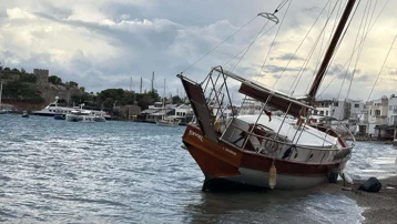 Bodrum'da yelkenli tekne karaya oturdu