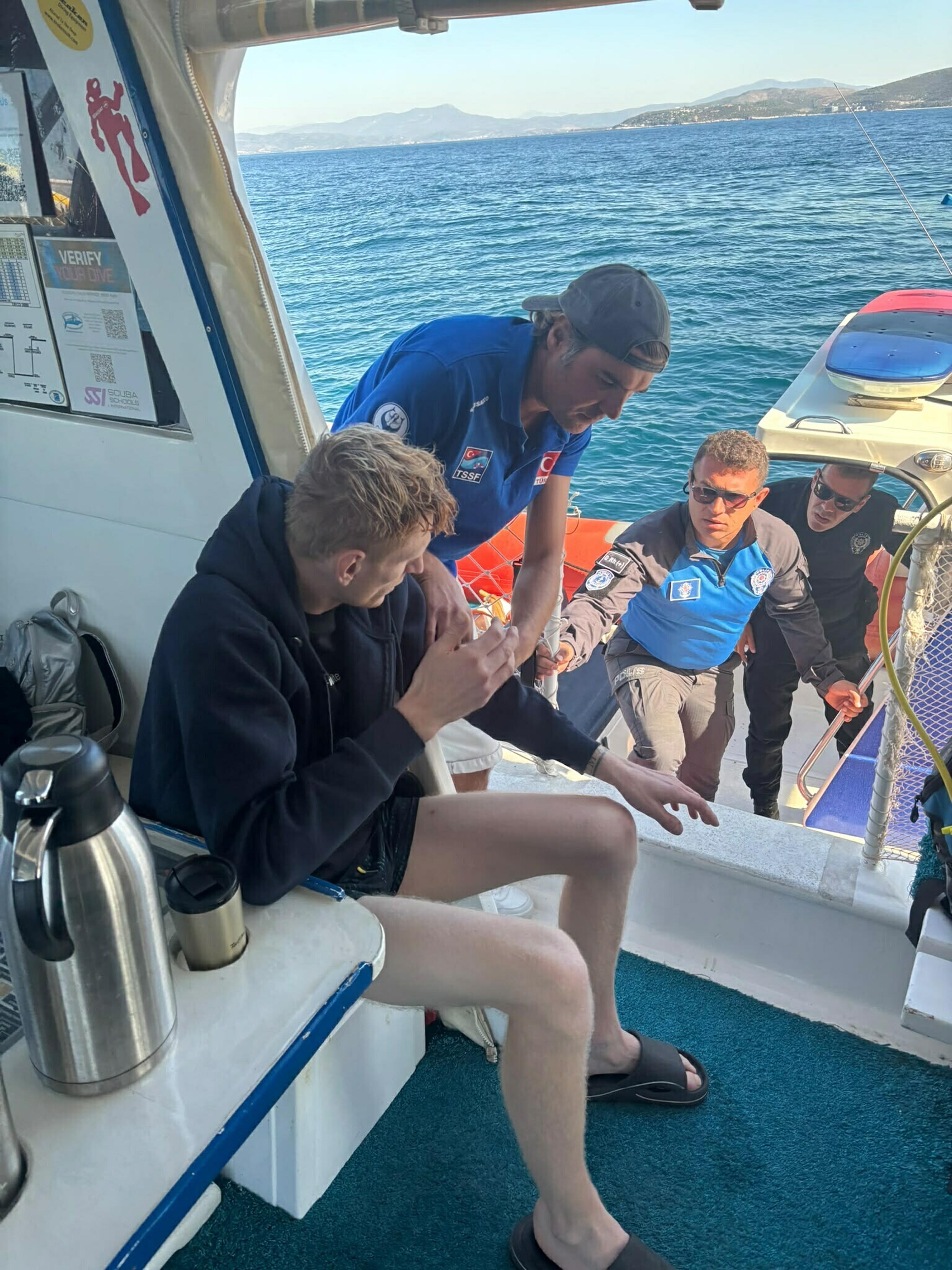 Boğulma tehlikesi geçiren turisti deniz polisi kurtardı