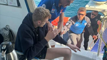 Boğulma tehlikesi geçiren turisti deniz polisi kurtardı