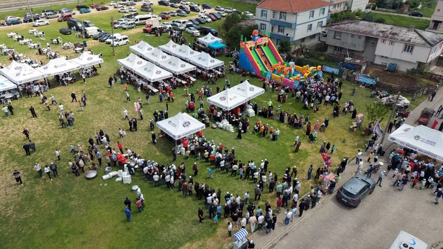 2 ton, 1 saatte tükendi. Kazan kazan pişirdiler, uzun kuyruklar oluştu 2