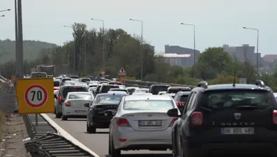 Tatilciler yola çıktı. Bayram tatili öncesi trafik durma noktasına geldi