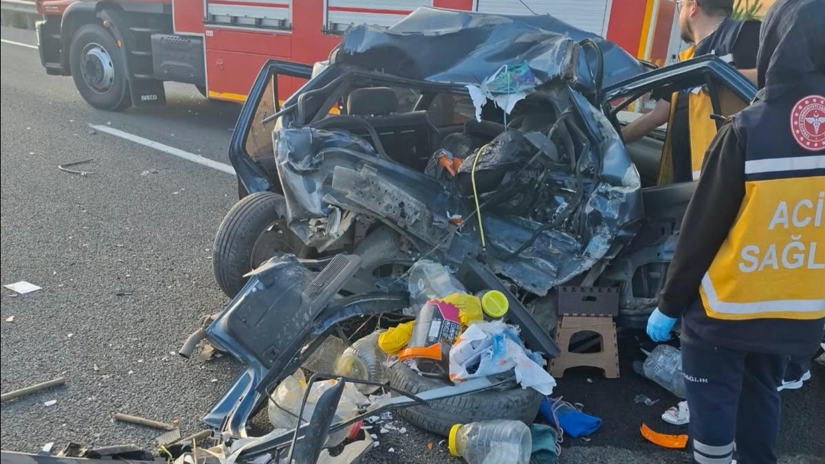 Araç kağıt gibi ezildi. 2 ölü, 2 ağır yaralı