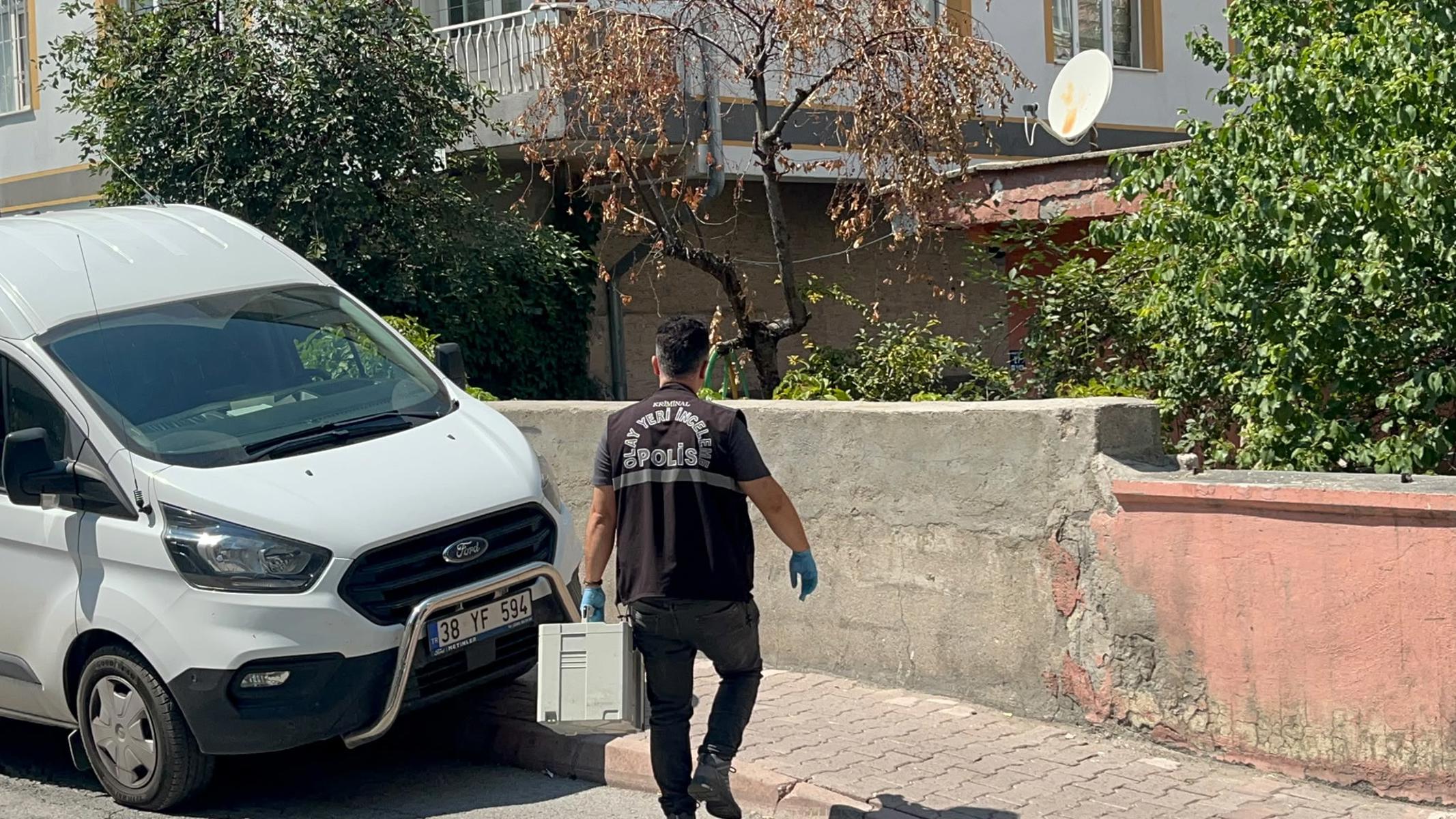 Boşanma aşamasındaki eşini bıçaklayıp polise teslim oldu