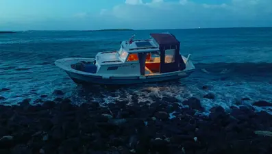 Karaya oturan teknede mahsur kaldılar