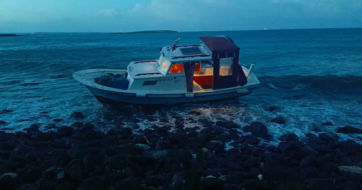 Karaya oturan teknede mahsur kaldılar