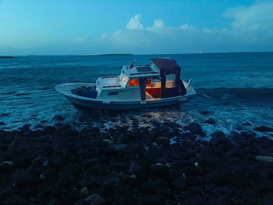 Karaya oturan teknede mahsur kaldılar
