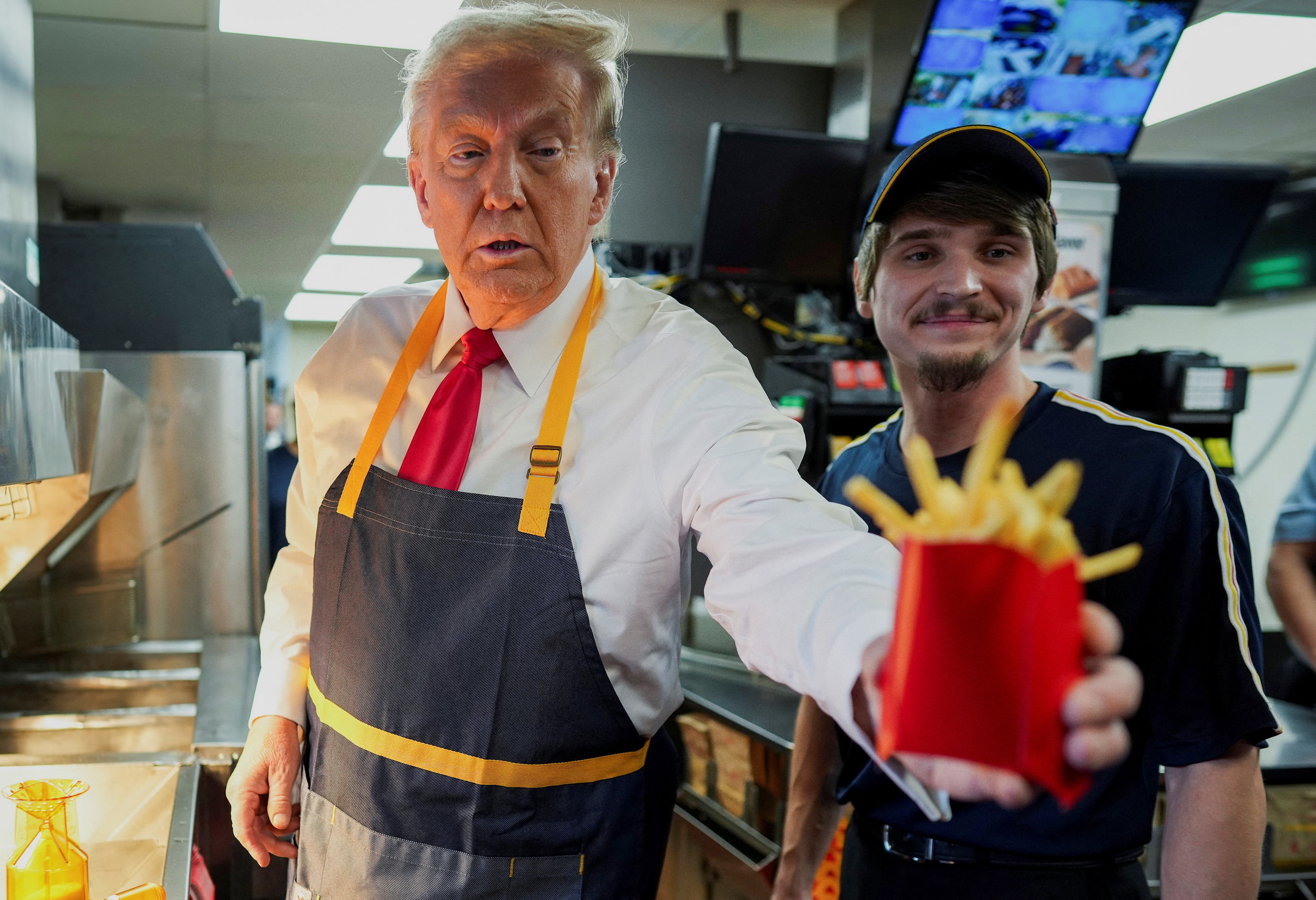 Trump'ın fast-food sevdası bitmiyor. Milyar dolarlık uçakta "Amerikan klasikleri" haber görseli