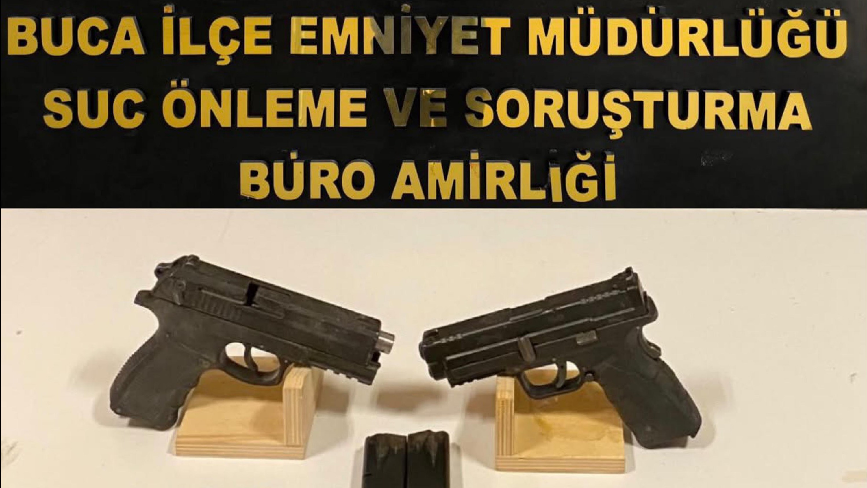Buca’da çöpler arasında 2 tabanca bulundu. 8 gözaltı