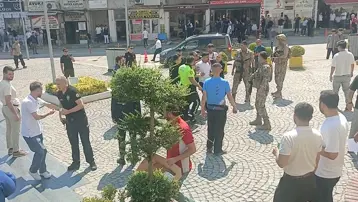 Duruşmada başlayan kavga sokağa taşındı: Biri polis üç yaralı