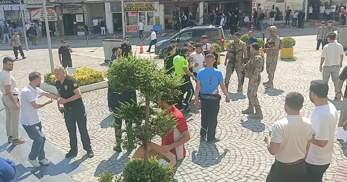 Duruşmada başlayan kavga sokağa taşındı: Biri polis üç yaralı