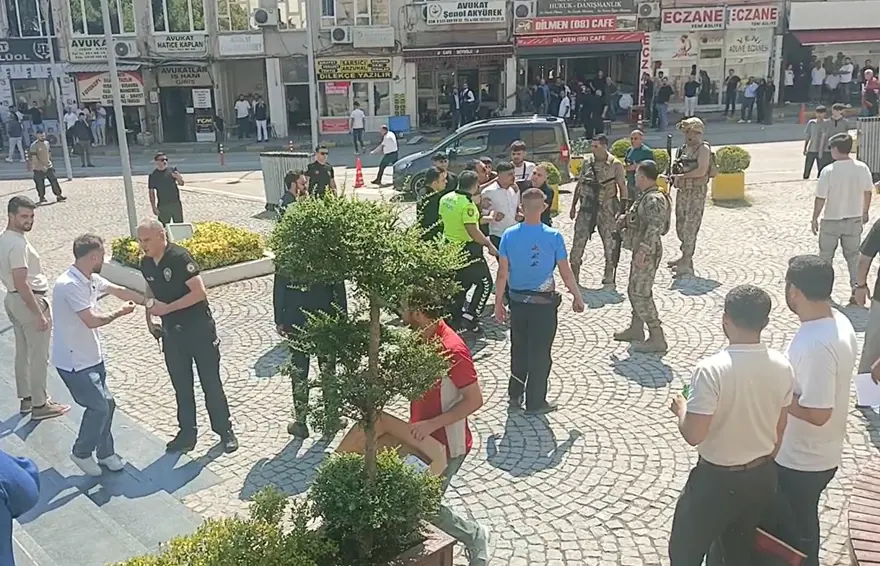 Duruşmada başlayan kavga sokağa taşındı: Biri polis üç yaralı 
