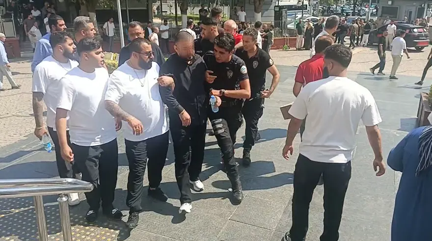 Duruşmada başlayan kavga sokağa taşındı: Biri polis üç yaralı 1