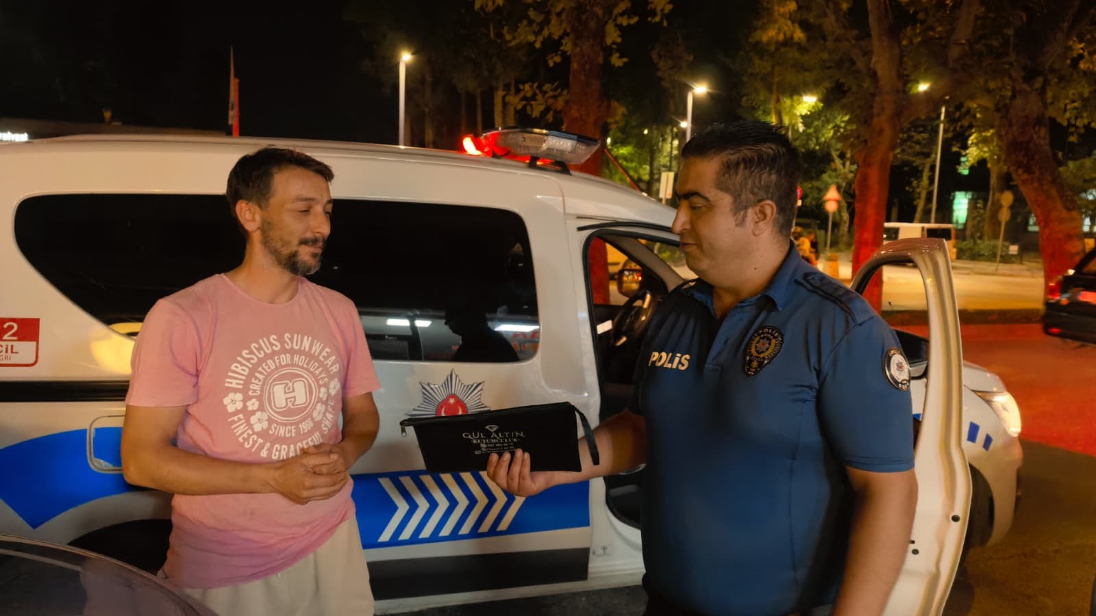 Aracın üzerinde bulduğu çantadaki parayı polise teslim ettiBursa'da Yasin Akduman, park halindeki bir aracın kaputunda bulduğu ve içerisinde yaklaşık 30 bin TL bulunan çantayı polise teslim etti.