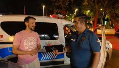 Aracın üzerinde bulduğu çantadaki parayı polise teslim ettiBursa'da Yasin Akduman, park halindeki bir aracın kaputunda bulduğu ve içerisinde yaklaşık 30 bin TL bulunan çantayı polise teslim etti.