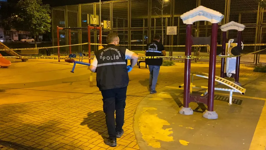 Parktaki gençlere pompalı tüfekle saldırdı. 10 kişi yaralandı
