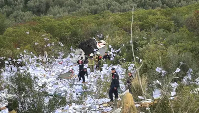 Kağıt yüklü TIR uçuruma yuvarlandı: İki ölü