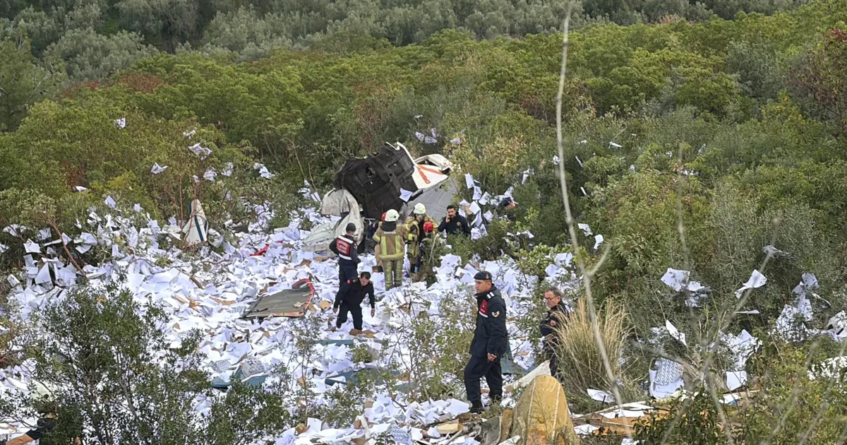Kağıt yüklü TIR uçuruma yuvarlandı: İki ölü