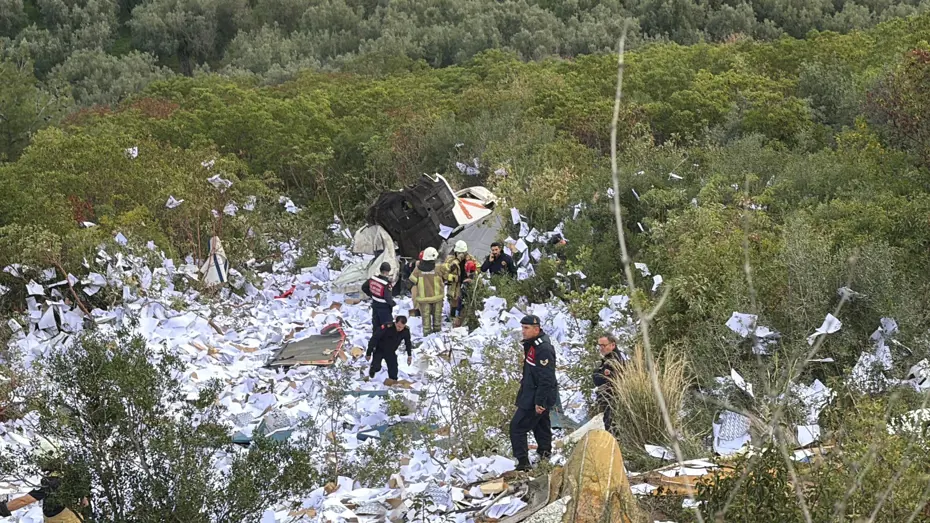 Kağıt yüklü TIR uçuruma yuvarlandı: İki ölü