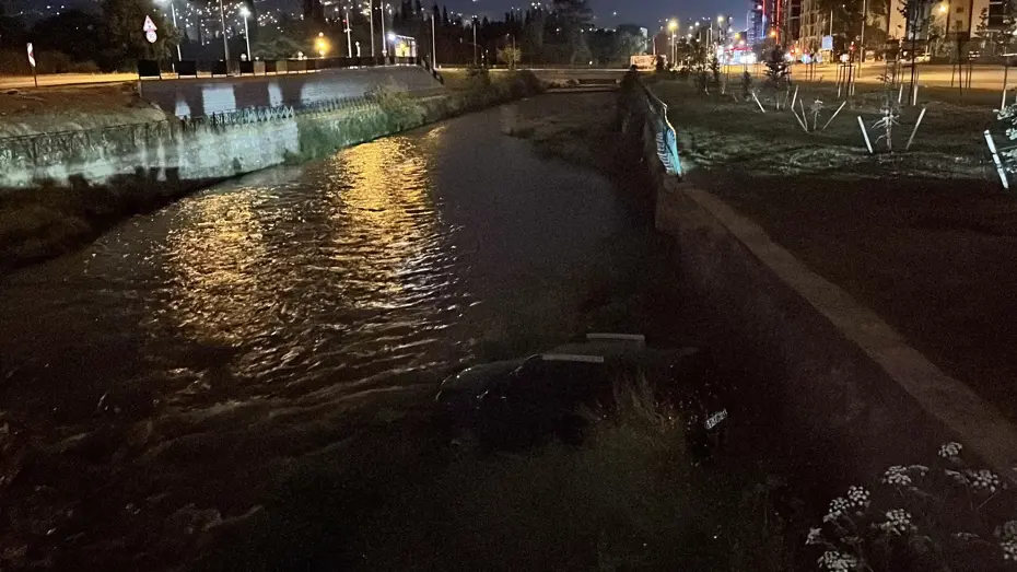 Dereye uçan aracını bırakıp kaçtı
