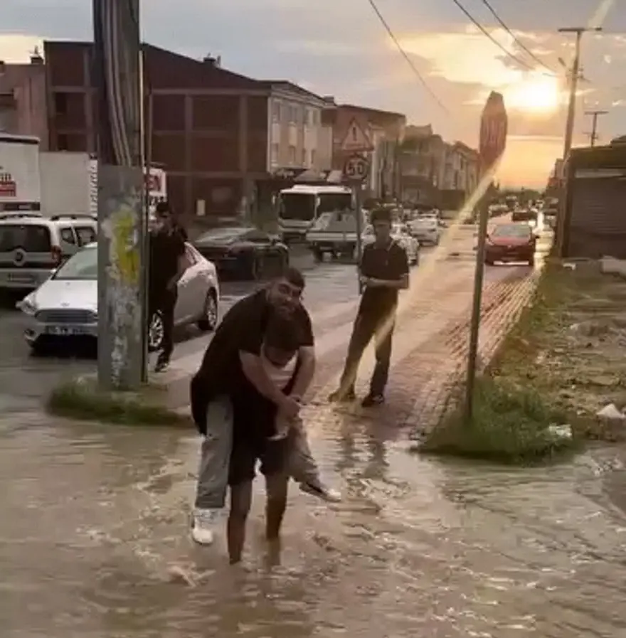 ÇOCUKLAR SEL SULARINDA OYUN OYNADI 3 ÇOCUKLAR SEL SULARINDA OYUN OYNADI 3