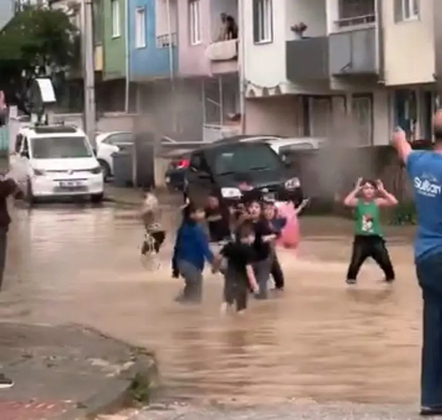 Bursa'da yollar göle döndü, çocuklar ses sularında oynadı 2 Bursa'da yollar göle döndü, çocuklar ses sularında oynadı 2