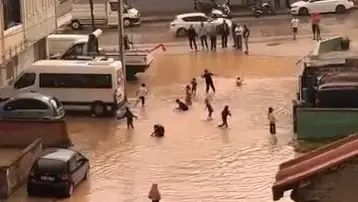 Bursa'da yollar göle döndü, çocuklar ses sularında oynadı