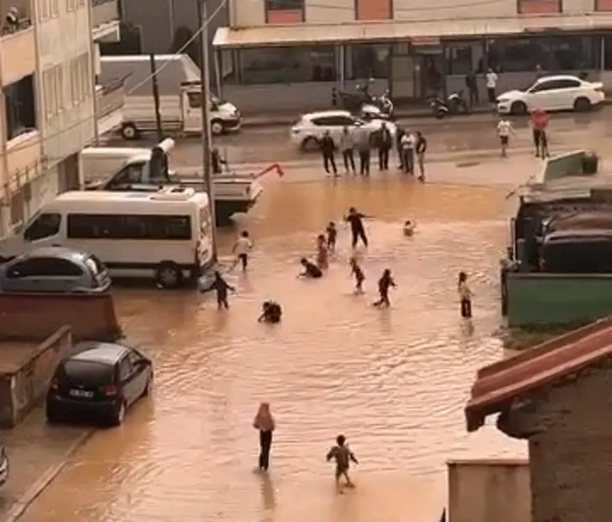 Bursa'da yollar göle döndü, çocuklar ses sularında oynadı Bursa'da yollar göle döndü, çocuklar ses sularında oynadı
