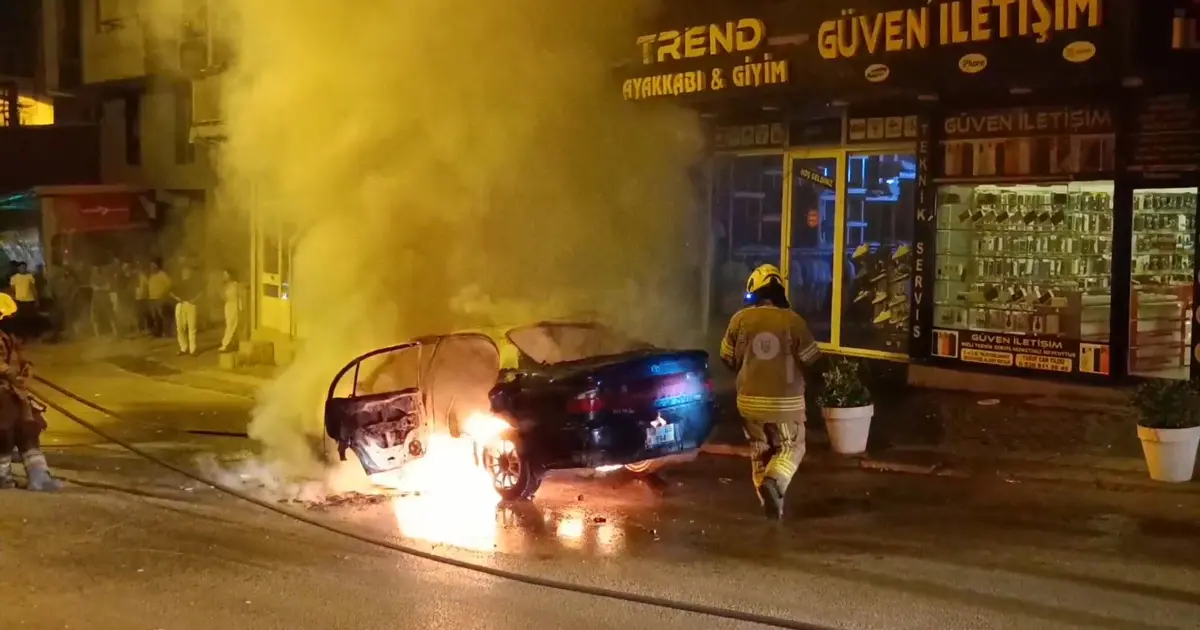 Seyir halindeki otomobil alev alev yandı