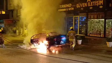 Seyir halindeki otomobil alev alev yandı