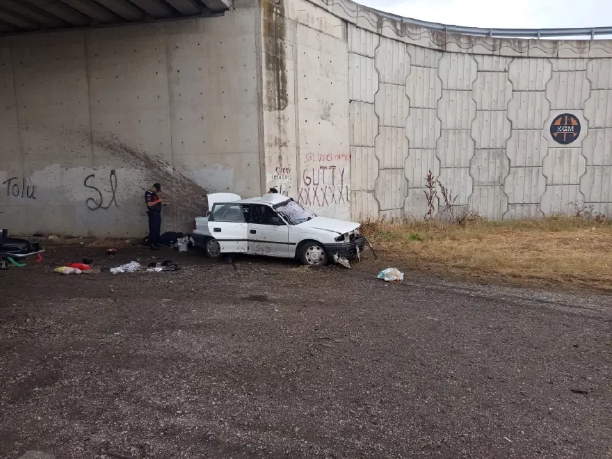 Bursa'da feci kazada 3 kişi öldü. Otomobil köprü altındaki beton duvara çarptı 