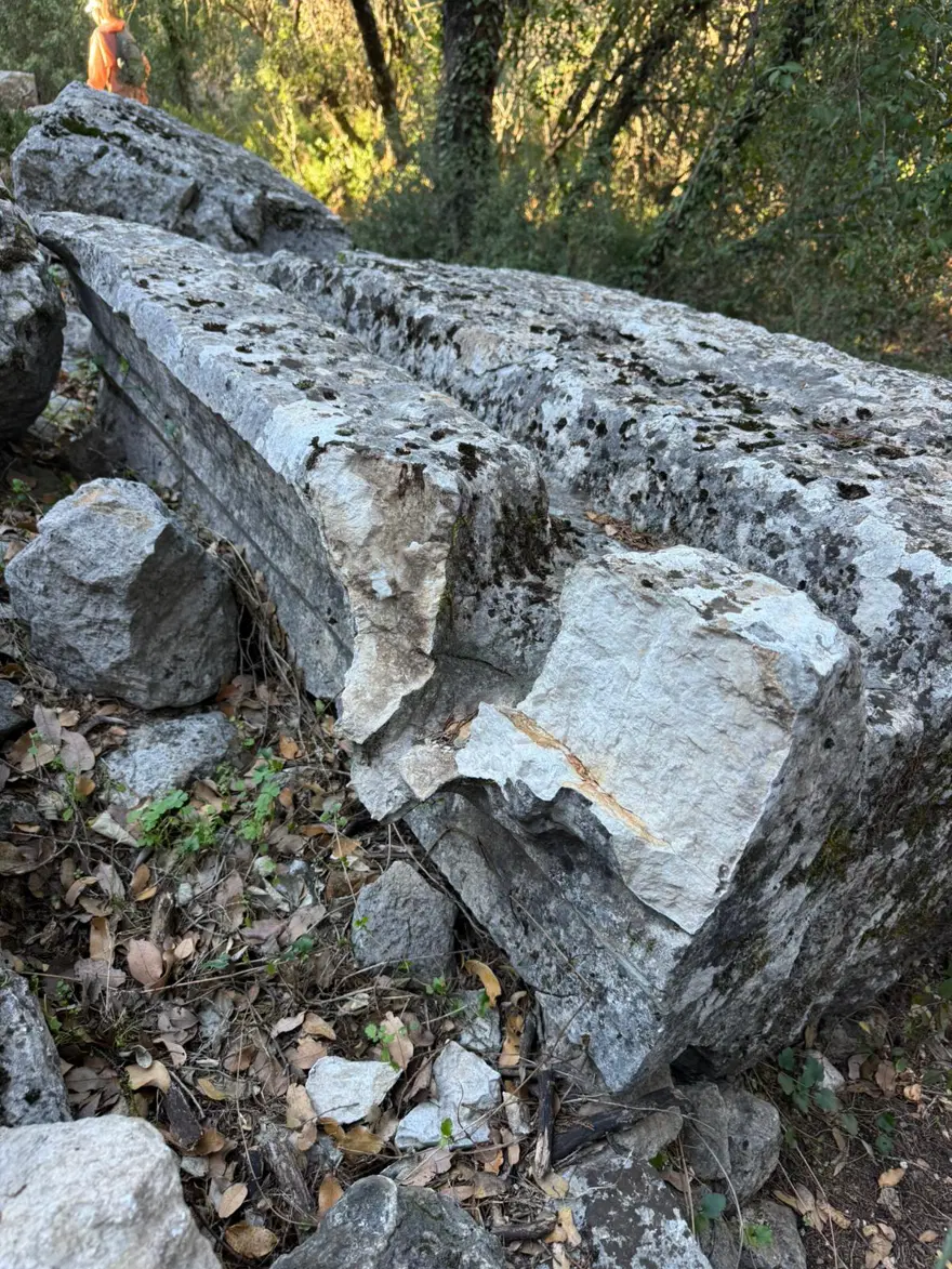 Tarihi yapıya büyük saygısızlık ''2 bin yıllık miras, bir densizin elinde yok oldu'' Tarihi yapıya büyük saygısızlık ''2 bin yıllık miras, bir densizin elinde yok oldu''