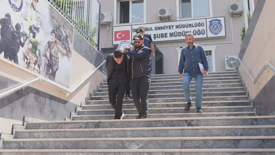 Büyükçekmece Adliyesi'nden 25 kilo altın, 50 gümüşle kaçmışlardı. İki şüpheli adliyeye sevk edildi 