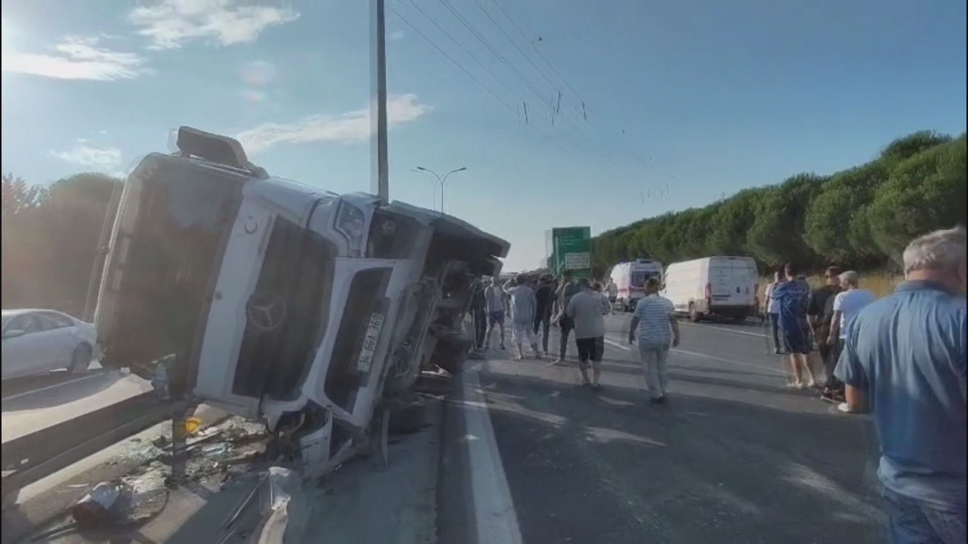 TEM Otoyolu'nda beton tankeri devrildi. Yol trafiğe kapatıldı