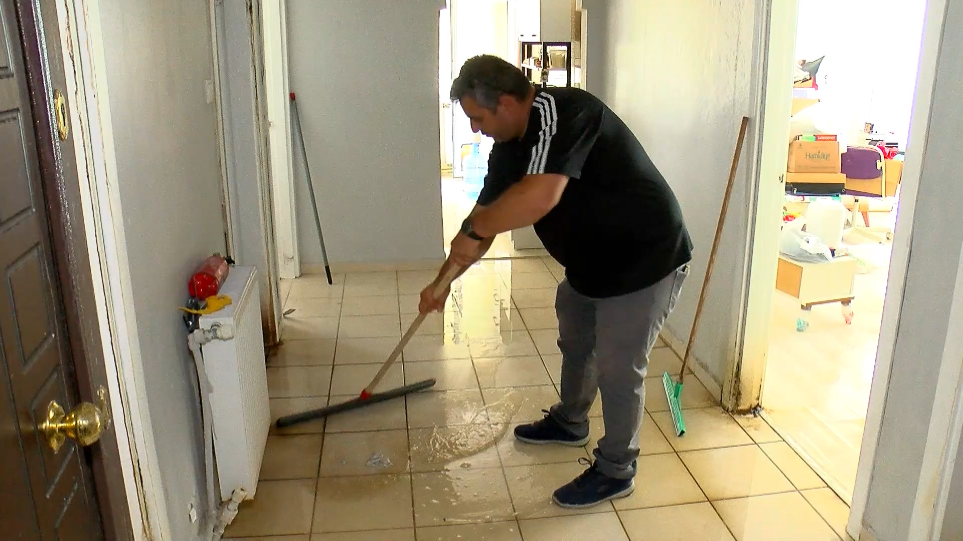 Eve usta sokmayan komşu apartmanı canından bezdirdi. Ne yapsalar ikna edemediler