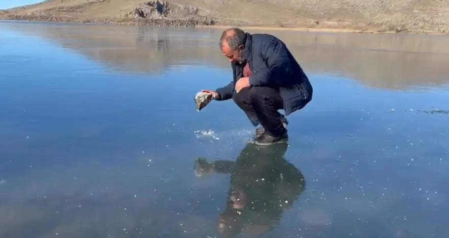 Hava sıcaklığı eksi 15 dereceye düştü, göl buz tuttu. Eskimo usulü balık avı yapıyorlar 