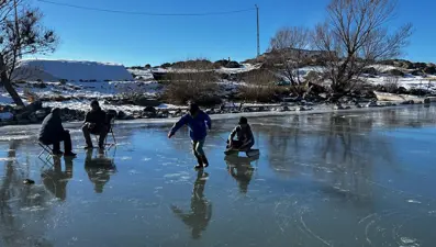 Hava sıcaklığı eksi 15 dereceye düştü, göl buz tuttu. Eskimo usulü balık avı yapıyorlar