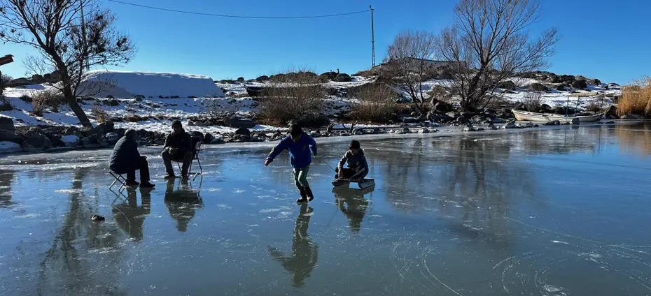 Hava sıcaklığı eksi 15 dereceye düştü, göl buz tuttu. Eskimo usulü balık avı yapıyorlar
