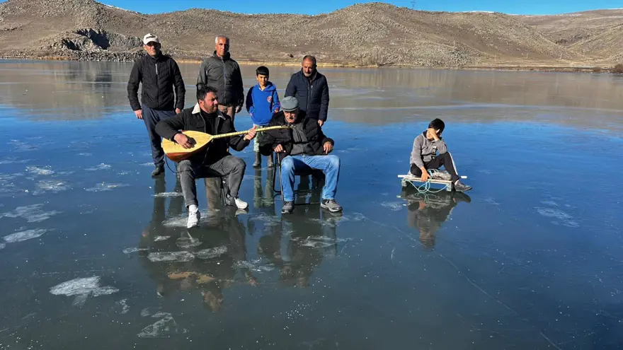 Hava sıcaklığı eksi 15 dereceye düştü, göl buz tuttu. Eskimo usulü balık avı yapıyorlar 1
