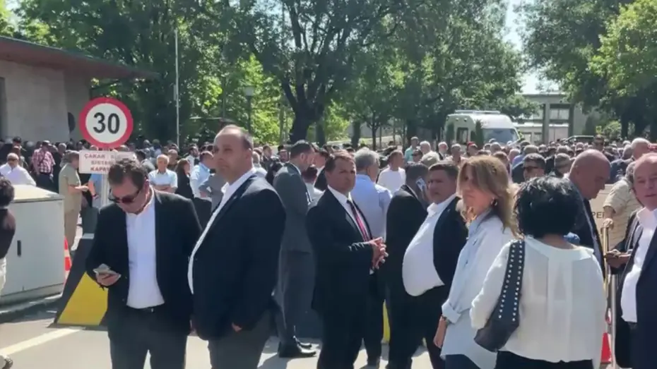CHP'de salı gerilimi. Meclis önünde arbede