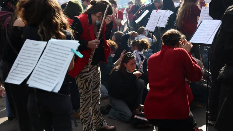 Eylemlere destek için sokağa çıkan orkestra, gaz altında bile susmadı. Şarkılar dikkat çekti