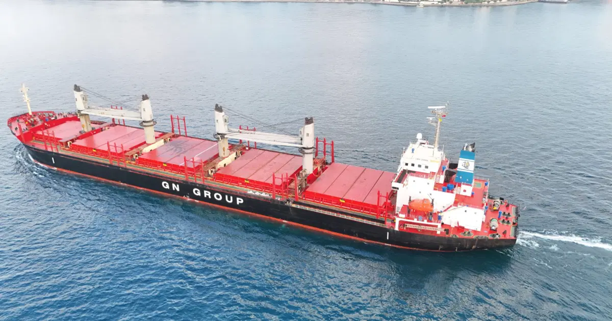 İHA ve füze saldırısında hasar alan gemi İstanbul Boğazı'ndan geçti