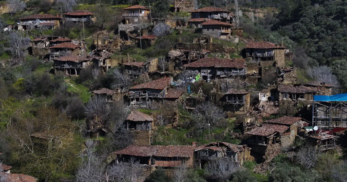 Ege'de hayalet köy. Yalnızca üç evde yaşam var