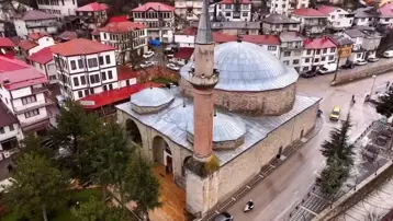 Camide telefonunu şarj etti, para bıraktı